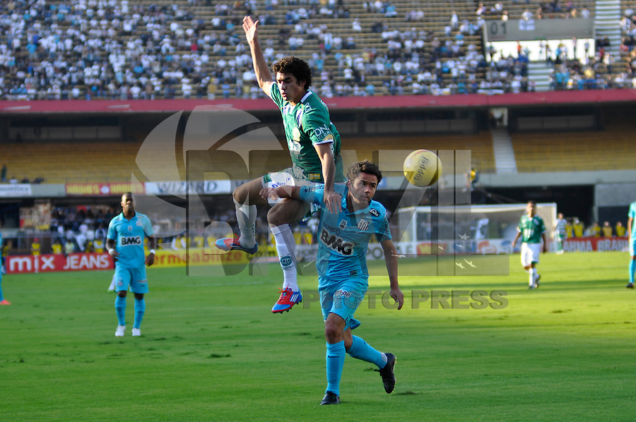 SÃO PAULO, SP, 06 DE MAIO DE 2012 - FINAL DO CAMPEONATO PAULISTA - GUARANI x SANTOS: Bruno Mendes (e) e Juan (d) durante partida Guarani x Santos, primeira partida da final do Campeonato Paulista no Estádio do Morumbi. FOTO: LEVI BIANCO - BRAZIL PHOTO PRESS