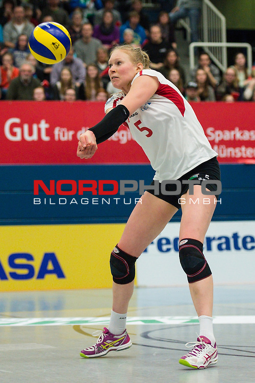 21.02.2015, Halle Berg Fidel, Muenster<br />
Volleyball, Bundesliga Frauen, USC Münster / Muenster vs. Rote Raben Vilsbiburg<br />
<br />
Annahme Quirine Oosterveld (#5 Vilsbiburg)<br />
<br />
Foto © nordphoto / Kurth