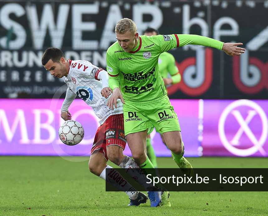 KVK KORTRIJK - SV ZULTE WAREGEM :<br />
Charilaos Charisis (L) in strijd met Henrik Bjordal (R)<br />
<br />
Foto VDB / Bart Vandenbroucke