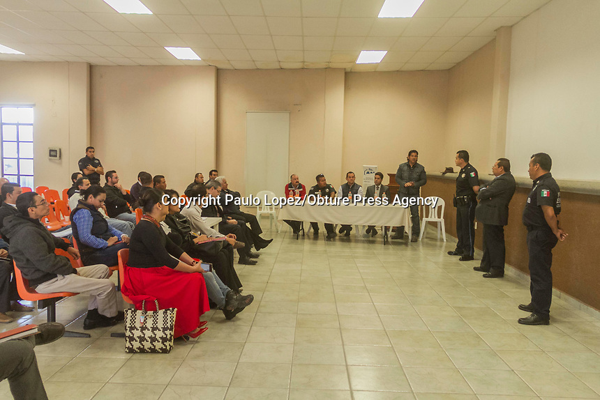 SAN JUAN DEL RIO,.QRO. 15 DE MARZO DEL 2017.- LOS INDSTRIALES DE SAN JUAN DEL RIO ESTAN ENOJADOS CON LA EMPRESA QUE TRANSPORTA LAS CALDERAS Y CON LOS SERVICIOS DE EMERGENCIAS DEL MUNICIPIO POR QUE NO TIENES FECHA PARA QUE PASEN LAS CALDERAS POR EL MUNICIPIO.<br />
<br />
EN ESTA REUNION QUE SE SOSTUVO DIERON A CONOCER SU ENOJO CON DICHA EMPRESA POR TRAER MALA LOGISTICA PARA EL TRASLADO, DONDE UNA DE LAS MAYORES QUEJAS FUE LOS PAROS QUE HAN TENIDO QUE HACER LAS EMPRESAS, PARA QUE LAS MEGA ESTRUCTURAS PASEN Y ESTAS SE ESTEN RETRASADO MAS DE UNA SEMANA.