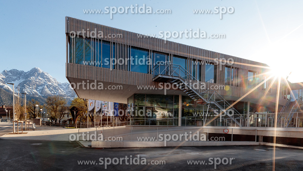 THEMENBILD - Aussenansicht des neu errichteten Gebäudes des UNI Campus Technik Lienz. Österreich am Donnerstag, 19. April 2018 // Exterior of the newly constructed building of the UNI Campus Technik Lienz. Thursday, April 19, 2018 in Kals am Grossglockner, Austria. EXPA Pictures © 2018, PhotoCredit: EXPA/ Johann Groder