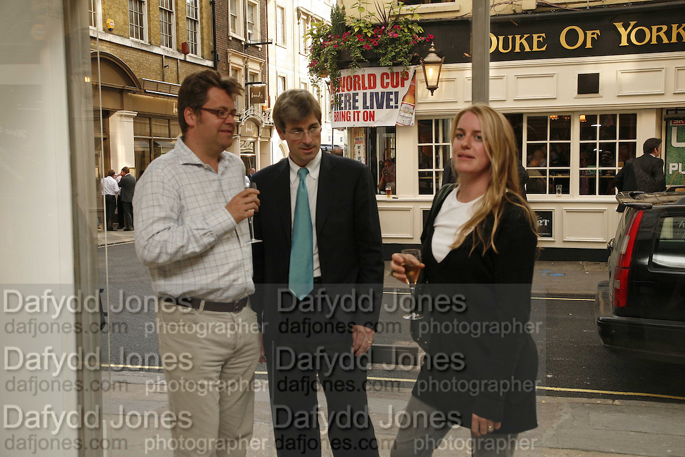 Charlie Phillips, Timothy Taylor and Laura Parker-Bowles, Bridget Riley exhibition. Timothy Taylor Gallery. 6 June 2006. ONE TIME USE ONLY - DO NOT ARCHIVE © Copyright Photograph by Dafydd Jones 66 Stockwell Park Rd. London SW9 0DA Tel 020 7733 0108 www.dafjones.com