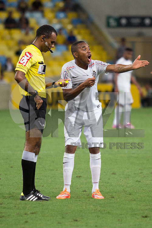 RIO DE JANEIRO, RJ, 01.10.2014 - COPA DO BRASIL 2014 - BOTAFOGO (RJ) X SANTOS (SP) - Robinho reclama com o árbitro durante a partida entre Botafogo (RJ) e Santos (SP), válida pelas quartas de final da Copa do Brasil 2014, no Estádio do Maracanã, zona norte da cidade, nesta quarta-feira, 1. (Foto: Gustavo Serebrenick / Brazil Photo Press).