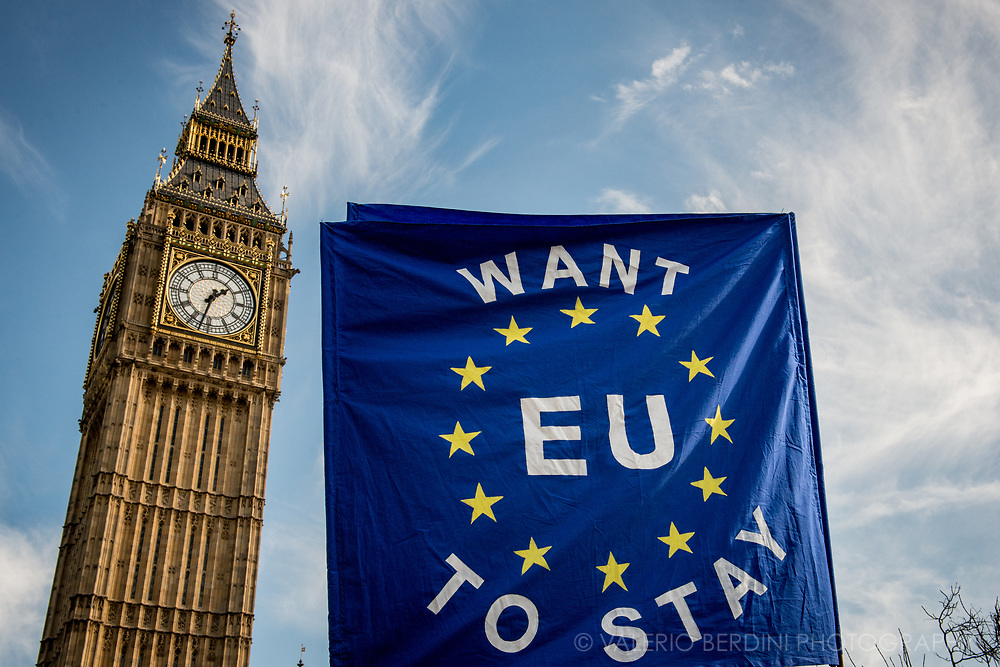 Banner pro European Union and the Big Ben in Parliament Square.