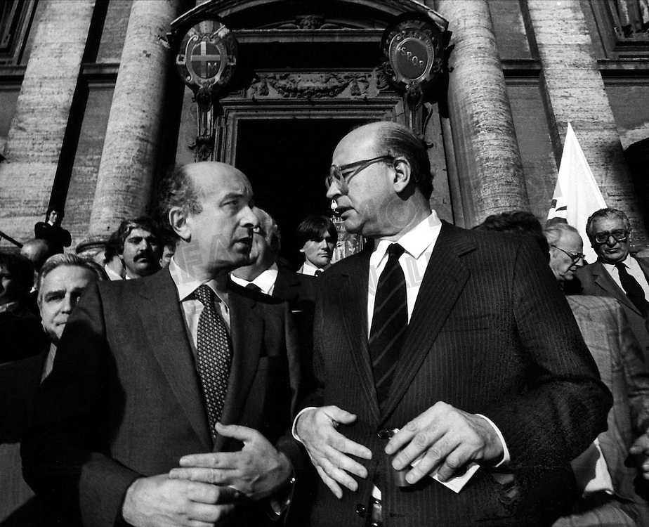 Roma Giugno 1984 .Ciriaco De Mita (Democrazia Cristiana) e Bettino Craxi (Partito Socialista Italiano) all'uscita dalla Chiesa del Santissimo Nome di Gesù dopo i funerali di Toni Bisaglia (Democrazia Cristiana).