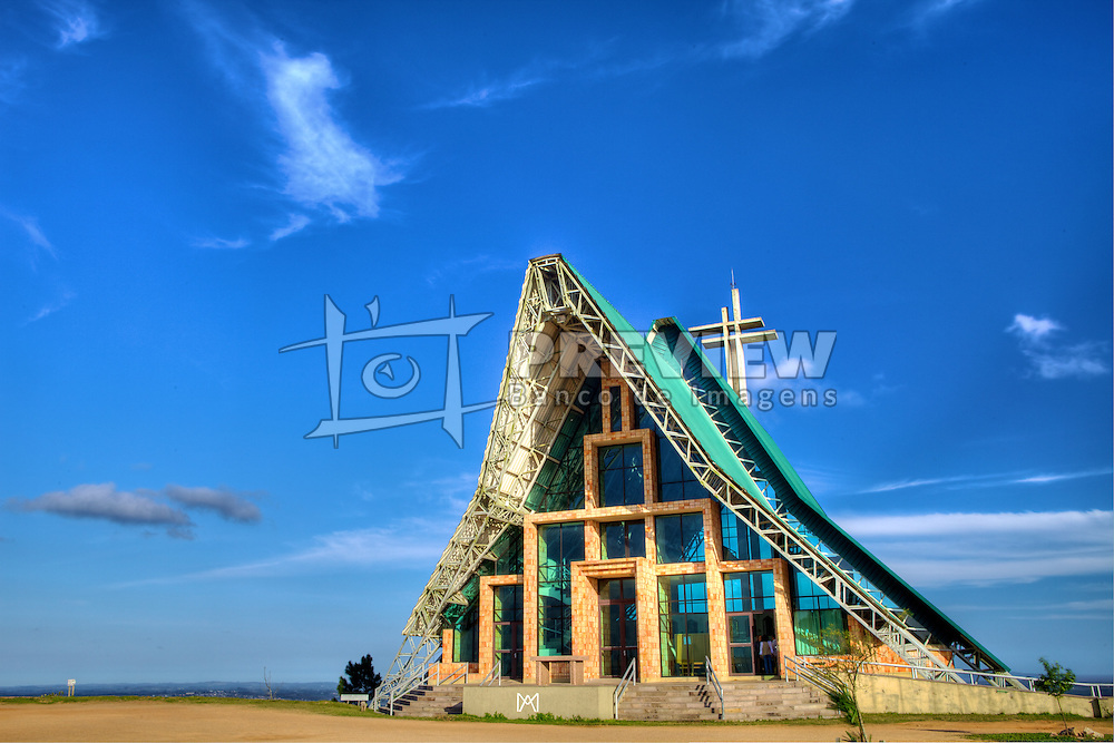 O Santuário Arquidiocesano de Nossa Senhora Madre de Deus é um pequeno templo católico localizado no topo do morro Teresópolis, em Porto Alegre. O projeto para o edifício data de 1987, mas sua construção atrasou devido a preocupações de ordem ambiental, e sua pedra fundamental só pôde ser lançada em 16 de agosto de 1992, sendo consagrada pelo arcebispo de Colônia, o Cardeal Joachim Meisner. Foi concluído em junho de 2000, integrando-se às comemorações do Terceiro Milênio. FOTO: Jefferson Bernardes / Agência Preview