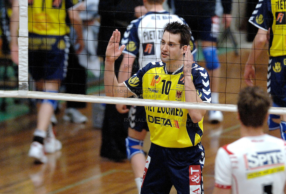 18-03-2006 VOLLEYBAL: PLAY OFF HALVE FINALE: PIET ZOOMERS D - HVA AMSTERDAM: APELDOORN<br />
Piet Zoomers wint de eerste van de vijf wedstrijden vrij eenvoudig met 3-0 / Joram Maan<br />
Copyrights2006-WWW.FOTOHOOGENDOORN.NL