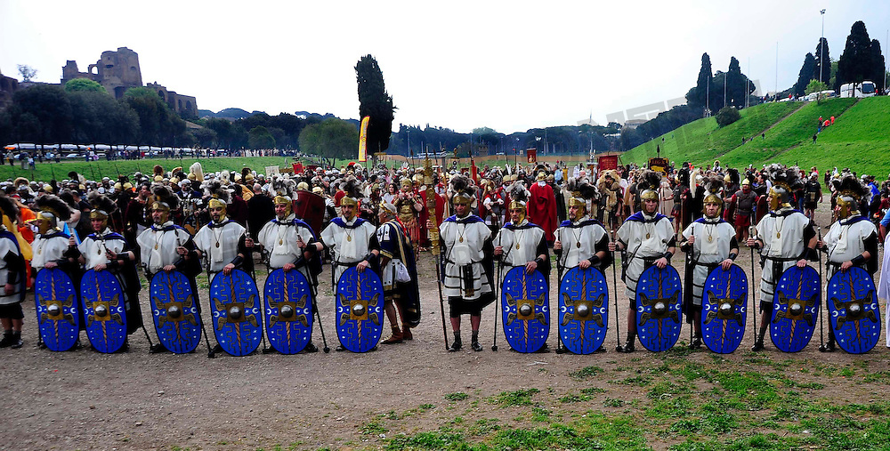 Roma 19 Aprile 2009.Corteo storico con costumi da legionari centurioni, gladiatori, vestali e senatori dell'Antica Roma per festeggiare il Natale di Roma..People dressed as soldiers of the ancient Rome march during a parade marking the 2762nd birthday anniversary of Rome