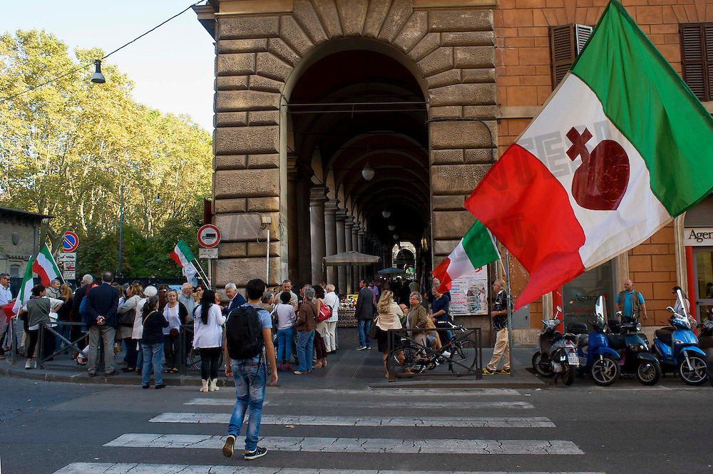 Roma 8 Ottobre 2014<br />
Manifestazione contro l'immigrazione clandestina, il degrado, l'illegalità a Piazza Vittorio, organizzata dal Comitato Difesa Roma Caput Mundi.<br />
Rome October 8, 2014<br />
Demonstration against illegal immigration, degradation, illegal to Piazza Vittorio, organized by the Committee for the Defense Roma Caput Mundi.