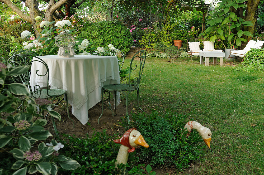 France, Languedoc Roussillon, Gard, Saint-Julien-de-Peyrolas, jardin des mille et une fleurs