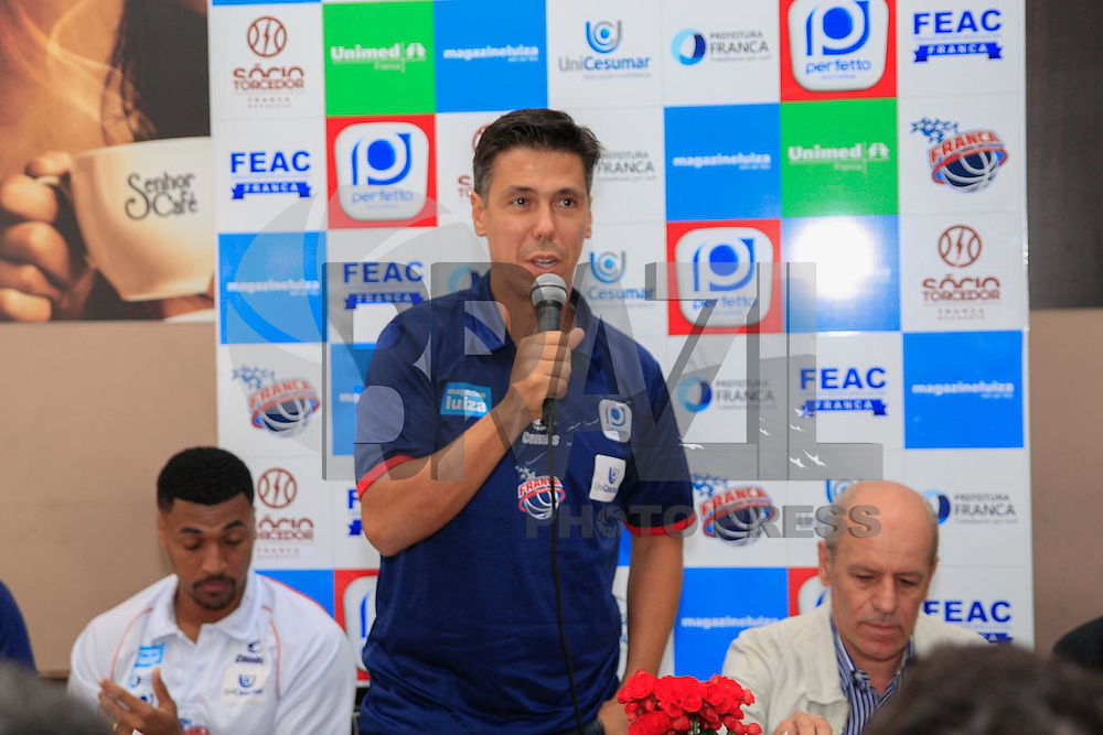FRANCA, SP. 10.06.2016 - BASQUETE-FRANCA - <br />
Apresentação dos jogadores Cesar ex São Jose e o pivo Cipoline ex Brazilia no time de basquete da cidade de Franca no interior do estado de São Paulo nesta sexta-feira, 10. (Foto: Renato Cunha/Brazil Photo Press)