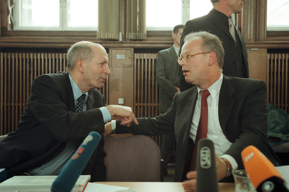 10 JAN 2001, BERLIN/GERMANY:<br />
Rudolf Scharping (R), SPD, Bundesverteidigungsminister, Klaus-Guenther Biederbrick (L), Staatssekretaer im BMVg, im Gespraech, nach einer Pressekonferenz zur Verwendung von uranhaltiger Munition, Bundesverteidigungsministerium<br />
IMAGE: 20010110-02/02-29<br />
KEYWORDS: Klaus-Günther Biederbrick, Staatssekretär