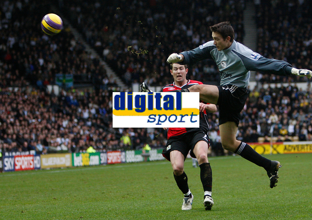 Photo: Steve Bond/Sportsbeat Images.<br />
Derby County v Blackburn Rovers. The FA Barclays Premiership. 30/12/2007. Keeper Lewis Price clears in front of incoming Brett Emerton
