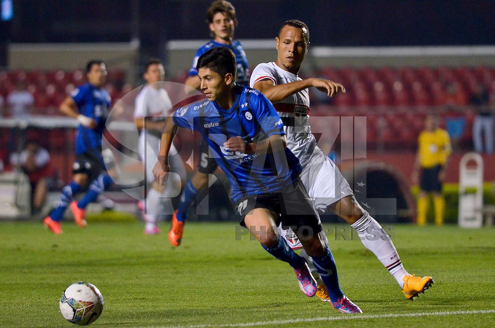 SÃO PAULO, SP, 30.09.2014 - COPA SULAMERICANA - SÃO PAULO x HUACHIPATO (CHI) - Jogador Vilar (e) e Luis Fabiano (d) durante partida São Paulo x Huachipato (CHI), jogo valido pelas oitavas de final da Copa Sulamericana, no estádio do Morumbi, regiao sul de São Paulo. (Foto: Levi Bianco / Brazil Photo Press)
