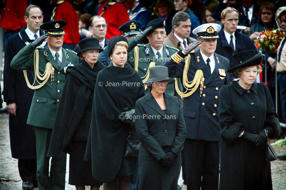 Nederland.Amsterdam.4 mei 2004..Koningin Beatrix en andere leden van het Koninklijkhuis incluis burgemeester Job Cohen luisteren naar de speech tijdens de dodenherdenking op de Dam...