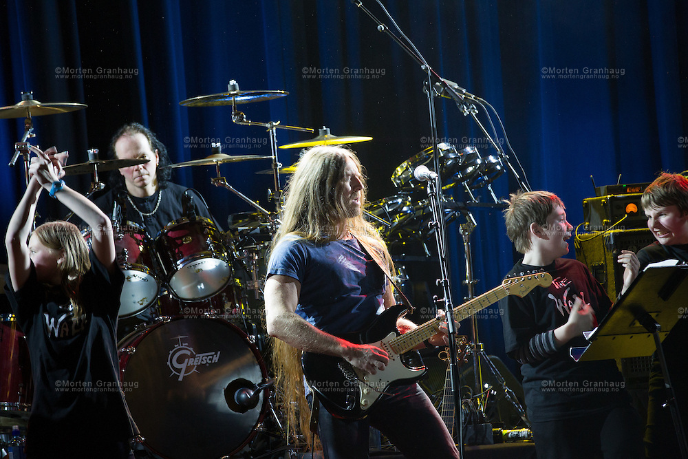 The Wall - tribute to Pink Floyd, på Byscenen i Trondheim 29. mars 2012..Bandet fremfører sanger av Pink Floyd.<br />
Bandet består av:<br />
Lead vocal/Guitar: Petter Selliseth<br />
Lead guitar: Bjørn Asbøll<br />
Keyboards/Vocal: Per Kristian Johansen<br />
Drums/perc : Ketil Uthaug<br />
Bass: Erik Svendsgaard<br />
Sax.: Vegard Hasfjord<br />
Backing vocals: <br />
Trude Bekkavik<br />
Ann-Lill Grendahl Elshaug<br />
Silje Leirvik