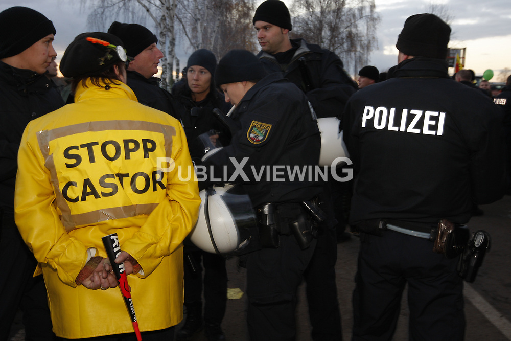 Im Umfeld der großen Anti-Atom-Kundgebung bei Dannenberg im Wendland unterhöhlen Atomkraftgegner eine der beiden möglichen Transportrouten für den Castor. Die Polizei setzt zur Räumung Schlagstöcke und Pfefferspray ein. <br />
<br />
Ort: Splietau<br />
Copyright: Andreas Conradt<br />
Quelle: PubliXviewinG
