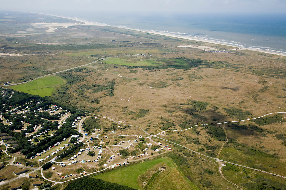 Nederland, Noord-Holland, Texel, 14-07-2008; tenten en caravans op camping de Sluftervallei, vernoemd naar natuurreservaat De Slufter (linksboven); kamperen, duin, duinen, Noordzeekust. .luchtfoto (toeslag); aerial photo (additional fee required); .foto Siebe Swart / photo Siebe Swart