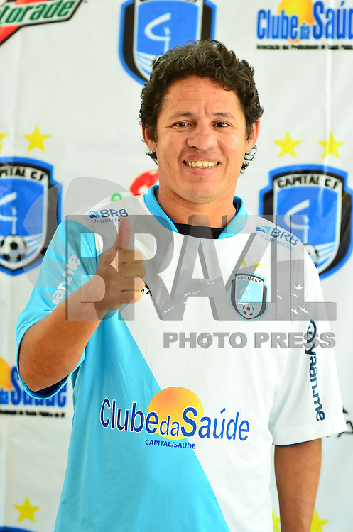 BRASÍLIA, DF, 29.01.2014 – CAMPEONATO CANDANGO – APRESENTAÇÃO IRANILDO – O meio campo Iranildo de 36 anos durante apresentação no Capital Clube de Futebol, que disputa a primeira divisão do Campeonato Brasiliense (Candangão). O meia que teve passagem pelo Bahia, Flamengo, Botafogo, Aris da Grécia, Al Hazm da Arábia, Brasiliense e outros clubes do DF. O jogador chega pra reforçar o clube para o restante do campeonato local. A apresentação ocorreu na sede do Clube da Saúde em Brasília, na tarde desta quarta-feira, 29. (Foto: Ricardo Botelho / Brazil Photo Press).