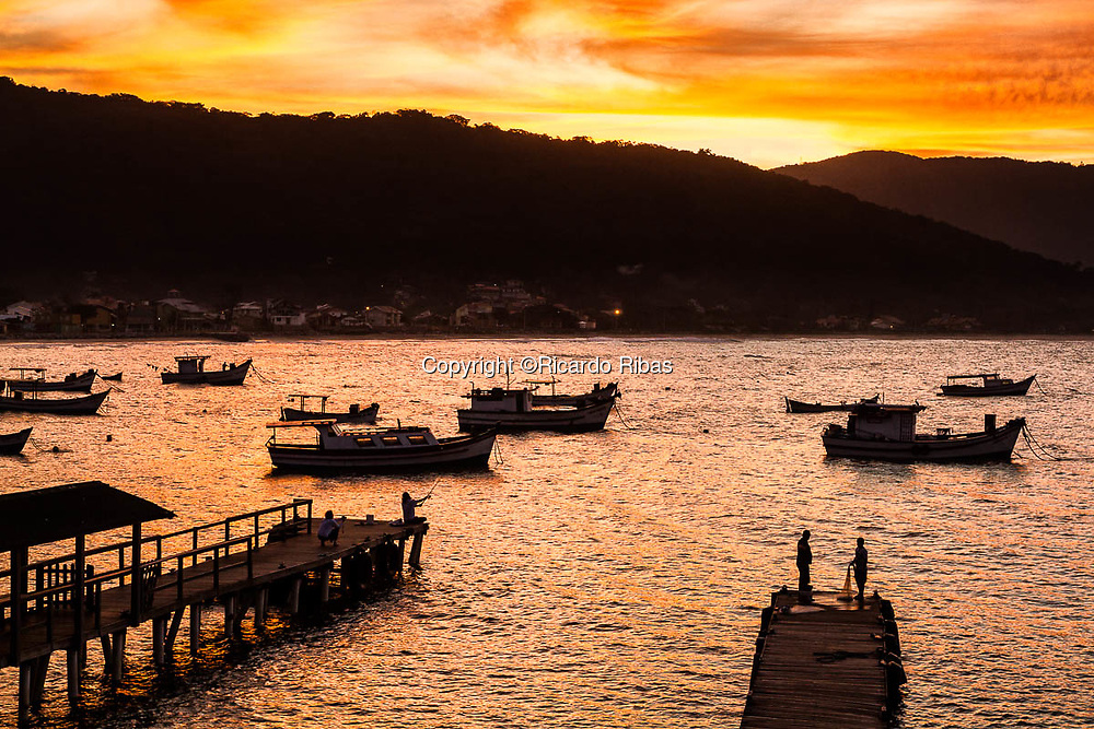 Anoitecer na Ilha das Campanhas, na Praia da Armação. Florianópolis, Santa Catarina, Brasil. / Ilha das Campanhas at dusk, next to Armacao Beach. Florianopolis, Santa Catarina, Brazil.