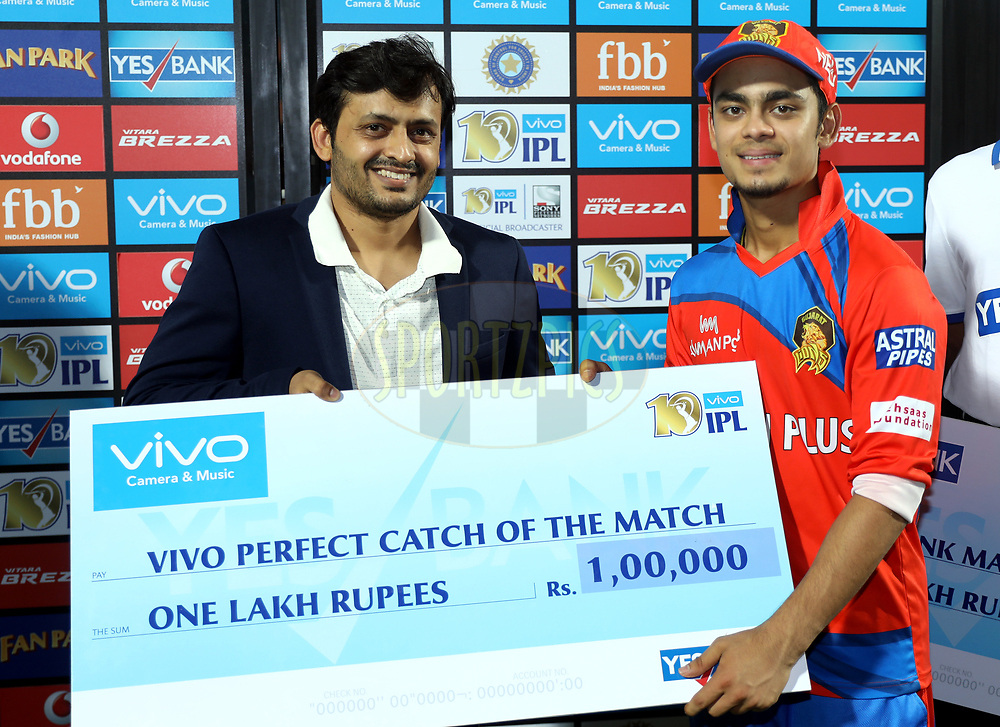 Ishan Kishan of the Gujarat Lions receives VIVO perfect catch of the award during the presentation of the match 35 of the Vivo 2017 Indian Premier League between the Gujarat Lions and the Mumbai Indians held at the Saurashtra Cricket Association Stadium in Rajkot, India on the 29th April 2017<br />
<br />
Photo by Sandeep Shetty - Sportzpics - IPL