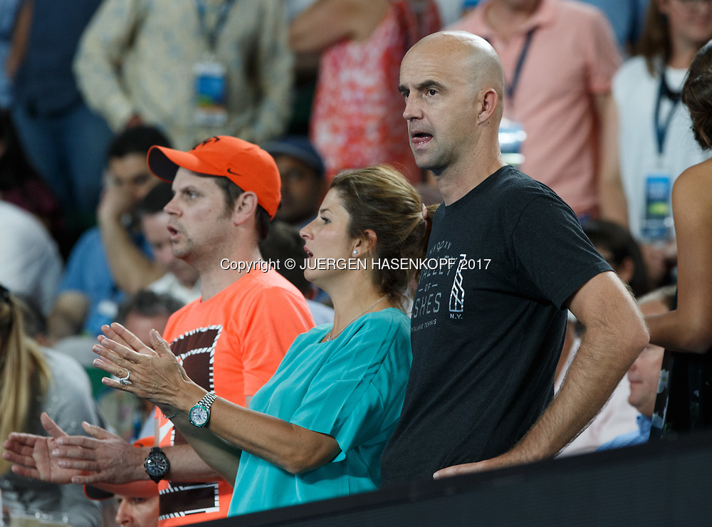 ROGER FEDERER TEAM, Trainer Severin Luethi, Ehefrau Mirka und Coach Ivan Ljubicic stehen in der Spielerloge.<br />
<br />
Australian Open 2017 - Melbourne Park - Melbourne - Victoria - Australia - 22/01/2017.