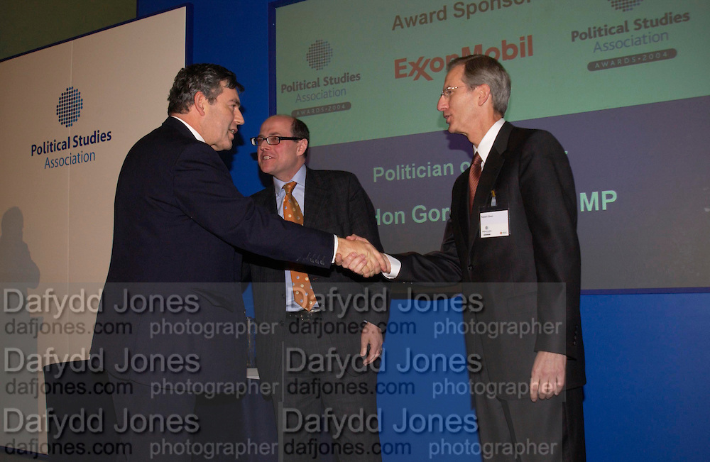 Gordon Brown, Robert Olsen and Nick Robinson, Political Studies Association Awards 2004. Institute of Directors, Pall Mall. London SW1. 30 November 2004. ONE TIME USE ONLY - DO NOT ARCHIVE © Copyright Photograph by Dafydd Jones 66 Stockwell Park Rd. London SW9 0DA Tel 020 7733 0108 www.dafjones.com