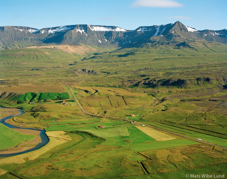 Neðri-Hreppur og Efri-Hreppur séð til austurs, Skessuhorn í baksýni, Skorradalshreppur / Nedri-Hreppur and Efri-Hreppur viewing east, mount Skessuhorn in background, Skorradalshreppur.