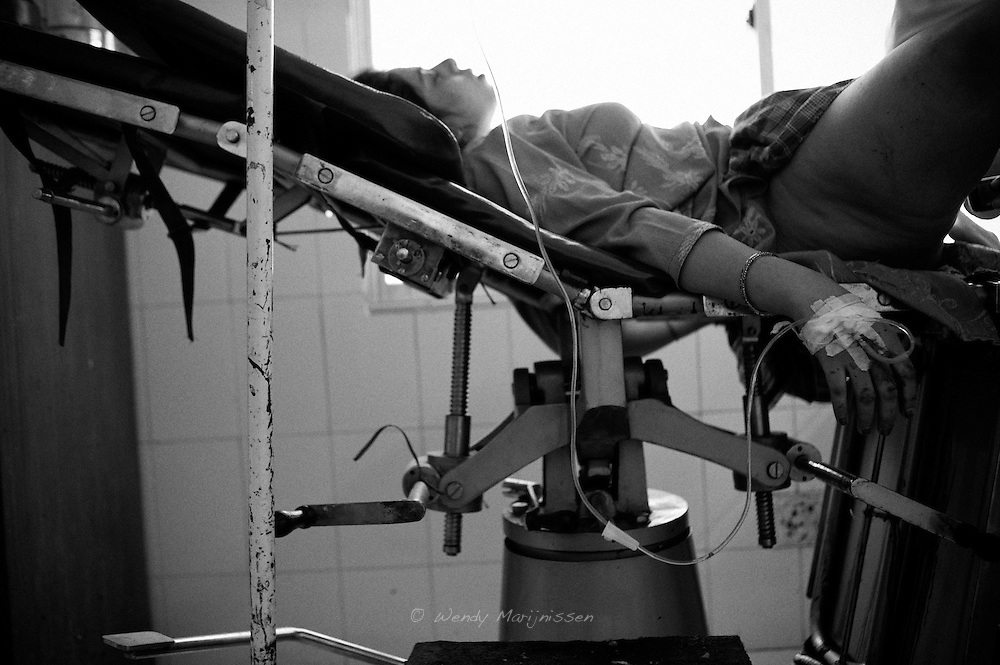 Faarah is exhausted during the final stages of her labour and weak by the heavy blood loss during her delivery. <br />
PPH (post hemorrhage bleeding) is one of the major causes for the high maternal mortality rate in Pakistan. Karachi, Pakistan, 2010