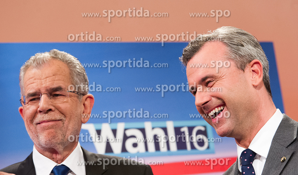 22.05.2016, Hofburg, Wien, AUT, TV-Einsteig bei der Stichwahl der Präsidentschaftswahl 2016, im Bild v.l.n.r. Grünen-Präsidentschaftskandidat Alexander Van der Bellen und FPÖ-Präsidentschaftskandidat Norbert Hofer // f.l.t.r. Candidate for Presidential Elections Alexander Van der Bellen (Austrian Greens) and Candidate for Presidential Elections Norbert Hofer (Austrian Freedom Party) at the first televeision meeting during the austrian presidential elections at Hofburg palace in Vienna, Austria on 2016/05/22, EXPA Pictures © 2016, PhotoCredit: EXPA/ Michael Gruber