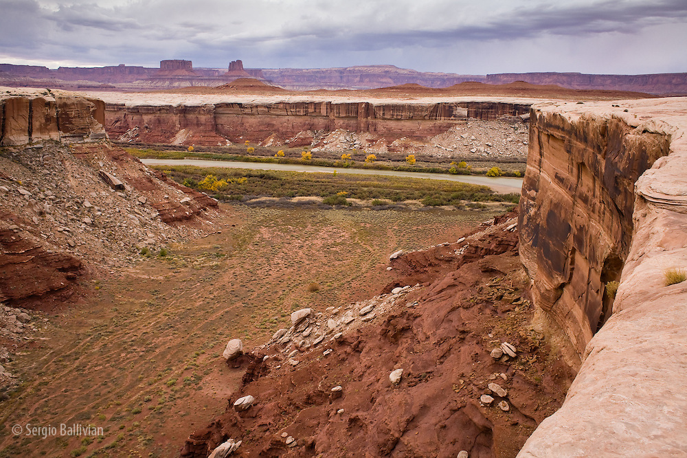 The canyon rims at Candlestick campsite as seen from the White Rim Trail in Canyonlands National Park, Utah.
