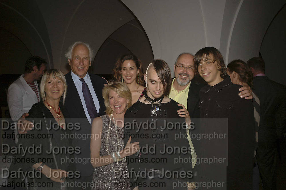 Sir Evelyn and Lady de Rothschild and Blake Viola, Kira Viola, Bill Viola and Andrei Viola, VIP opening of Bill Viola exhibition Love/Death: The Tristan project. Haunch of Venison, St Olave's College, Tooley St. London and Dinner afterwards at Banqueting House. Whitehall. 19 June 2006. ONE TIME USE ONLY - DO NOT ARCHIVE © Copyright Photograph by Dafydd Jones 66 Stockwell Park Rd. London SW9 0DA Tel 020 7733 0108 www.dafjones.com