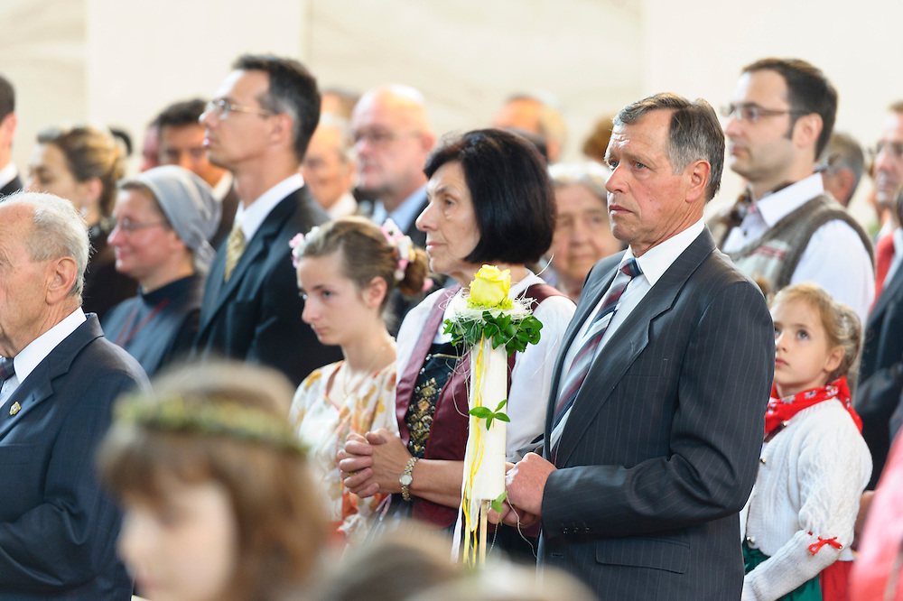 © MEDIArt | Andreas Uher; Primizfeier, Berno Laesser, Feier der Primiz, Festgottesdienst in der Pfarrkirche St. Laurentius und St. Katharina in Sulzberg; Primizprediger: H.H. Dr. Christoph Binninger; Eucharistische Prozession zur Falzkapelle; Dankandacht vor der Mariengrotte der Falzkapelle mit Erteilung des Einzelprimizsegens;