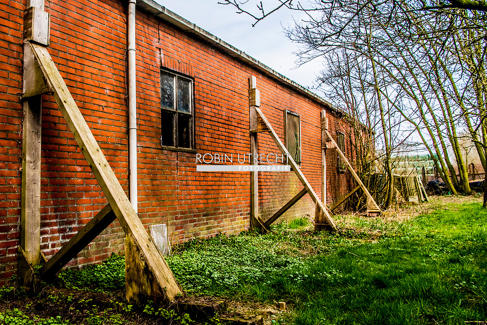 een woning met schade door de aarbeving die gestut wordt na een aarbeving Gasbevingen Het hof bevestigt dat de NAM de waardedaling van woningen door bevingen direct moet vergoeden, zodra de eigenaar het taxatierapport toont. 23 januari 2018 · 100.000 taxaties in Groningen<br />
provincie groningen , een woning met aardbeving schade wordt ondersteund, WOZ-waarde alleen na bevingsschade omlaag , Bij het vaststellen van de WOZ-waarde van een woning moet rekening gehouden worden met schade door aardbevingen. Voor huizen die niet beschadigd zijn hoeft dat niet, blijkt uit een uitspraak van het gerechtshof in Leeuwarden van donderdag. Drie woningeigenaren uit het bevingsgebied in Groningen hadden bezwaar gemaakt tegen de WOZ-beschikking 2013 voor hun huis. De peildatum daarvoor was 1 januari 2012, terwijl in augustus van dat jaar een beving plaatshad met een kracht van 3,6. Twee woningen raakten daarbij beschadigd. De waardevermindering van de beschadigde huizen wordt door het hof geschat op 10.000 euro, een imagoschade van 5 procent, en een rompslompschade van 2500 euro. Het maakt voor de WOZ-waarde niet uit of de schade aan de eigenaar is vergoed of nog zal worden vergoed, voegde het hof daar aan toe. Van twee eigenaren was de woning beschadigd, van de derde klager niet. Voor zijn woning wordt door het hof geen waardevermindering toegekend en hij kan geen aanspraak maken op imagoschade. De uitspraak geldt vooralsnog alleen voor de drie eigenaren die bezwaar hadden aangetekend tegen de WOZ-beschikking voor hun woning, aldus een woordvoerster van het gerechtshof . ROBIN UTRECHT