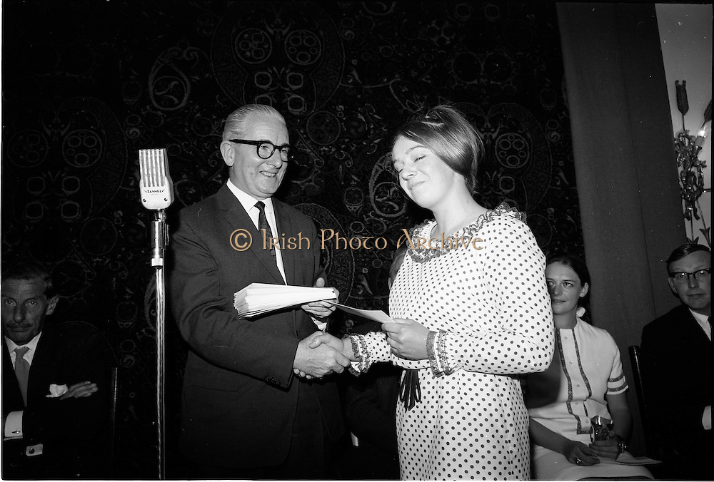 28/06/1967<br />
06/28/1967<br />
28 June 1967<br />
Presentation of prizes at Navan Carpets "Young Designer of the Year" reception in the Royal Hibernian Hotel, Dublin. Image shows Mr. James White, Director National Gallery of Ireland presenting a cash prize to one of the winners (possibly Mary McCullogh, Germantown, Co. Meath).