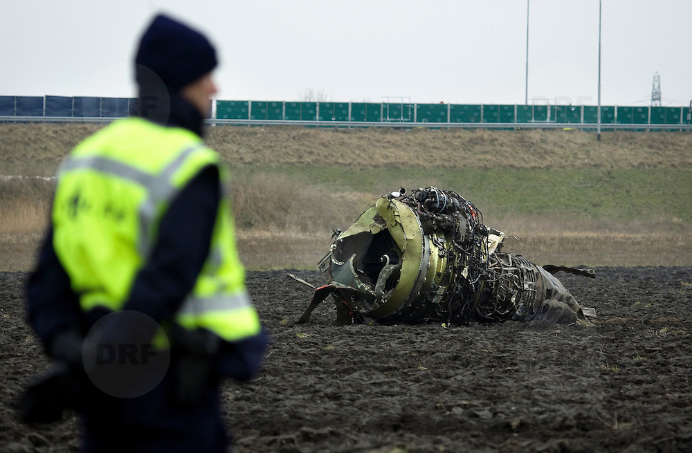 Amsterdam Schiphol Nederland 25 februari 2009 20090225 Foto: David Rozing .Motor, engine..Airplane of Turkish Airlines crashed just 1 kilomtre short of the landing strip of Schiphol Airport. The plane broke in 3 pieces The plane, with 135 passengers on board, crashed short of the runway near the A9 motorway and suffered significant damage. It was Flight 1951 from Istanbul and was a 737-800 aircraft....SCHIPHOL Langs de A9 is woensdagochtend om 10.31 uur tussen het Rotterpolderplein en Schiphol een vliegtuig van Turkish Airlines neergestort. Er zijn negen doden gevallen en vijftig passagiers raakten gewond waarvan 25 ernstig. Het vliegtuig is in drie delen uit elkaar gevallen. Het gaat om een Boeing 737 met 127 passagiers aan boord en zeven bemanningsleden. Het lijkt erop dat het passagiersvliegtuig de Polderbaan net niet heeft kunnen bereiken. Het vliegtuig is aan de andere kant van de A9 in een akker gecrasht. De oorzaak van het ongeluk is nog onbekend. ..Foto: David Rozing/