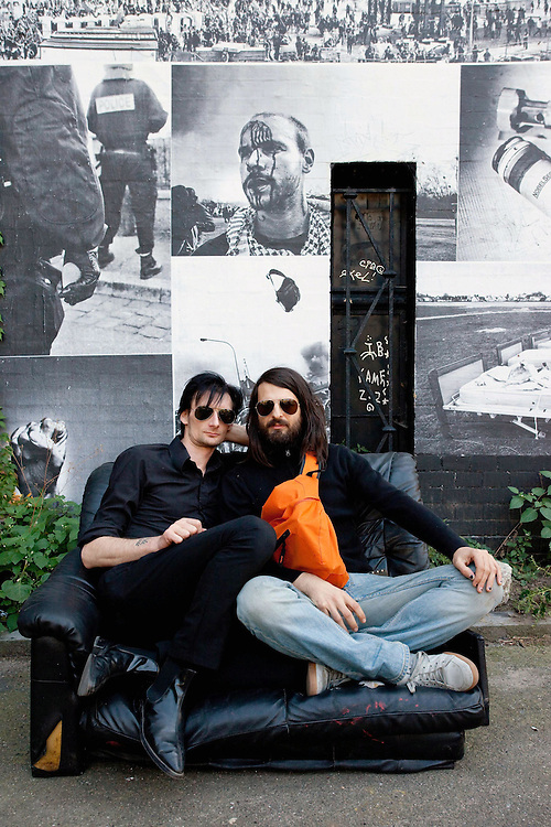 Steve Morell (li.), deutscher Musiker, Unternehmer und Verleger, "Nackt" von Warren Germany - Deutschland - BERLIN - 20 Jahre Mauerfall; 20 years without Berlin Wall - STEVE MORELL, Pale Music (left) & Nackt (Warren Suicide), Suicide, Musiker, Portrait, Musik, Independent, Underground, Subkultur,HERE: at RAUCHHAUS in BERLIN-Kreuzberg, 27.09.2009; copyright > Christian Jungeblodt..