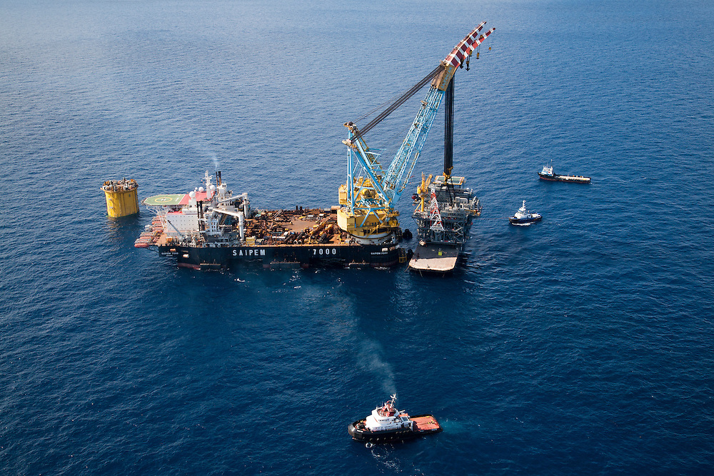 Topside module lift in the Gulf of Mexico/MISSISSIPPI CANYON by Crowley Maritime Corporation's OCEAN CLASS Tugs and the SAIPEM 7000. (Aerial Photography by Tim Burdick)