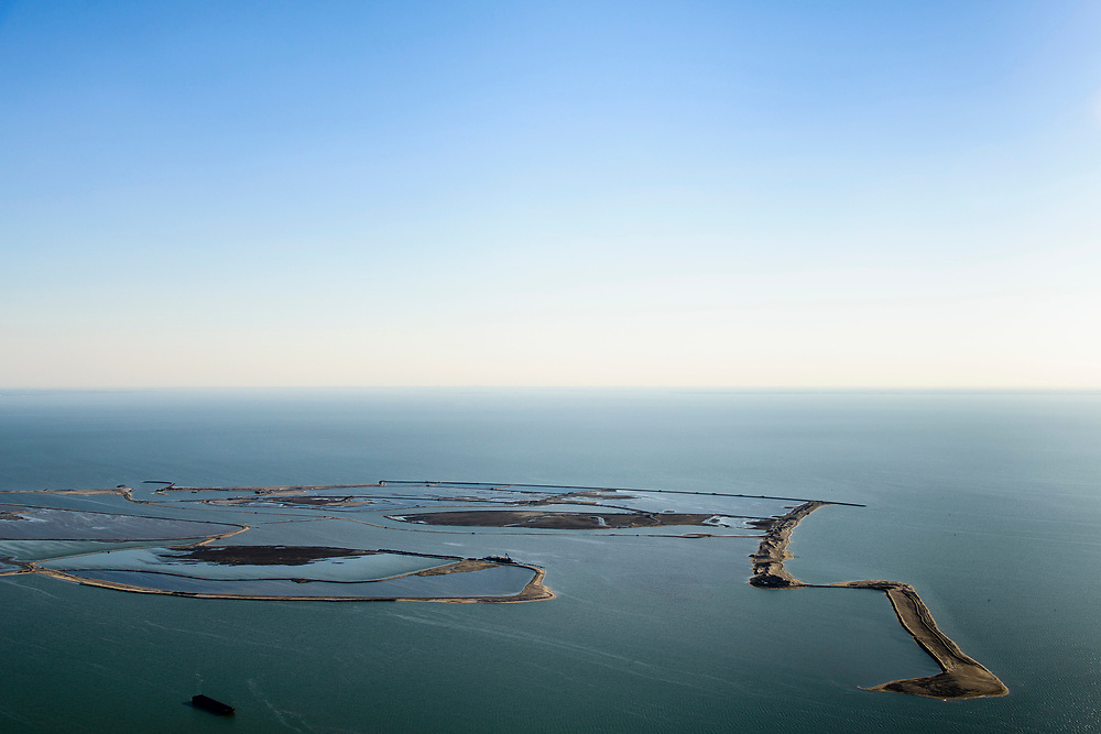 Nederland, Flevoland, Houtribdijk, 07-05-2018; Marker Wadden. Naast het hoofdeiland is er inmiddels een tweede eiland in wording, de uiteindelijk Marker Wadden archipel zal uit vijf eilanden bestaan.<br />
Doel van het project van Natuurmonumenten en Rijkswaterstaat is herstel van de ecologie in het gebied, met name de kwaliteit van bodem en water.<br />
Marker Wadden first phase of the construction, the main island, is finished. The aim of the project is to restore the ecology in the area, in particular the quality of soil and water.<br />
luchtfoto (toeslag op standard tarieven);<br />
aerial photo (additional fee required);<br />
copyright foto/photo Siebe Swart