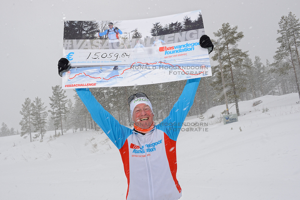 04-03-2016 SWE: Vasaloppet Challenge BvdGF day 6, Orsa Gronklitt<br />
Vandaag een rustig dagje met een paar kleine trainingen en de fotoshoot met de hele groep / Erik laat de bedrag zien dat de vasachallenge heeft opgebracht voor de BvdGF