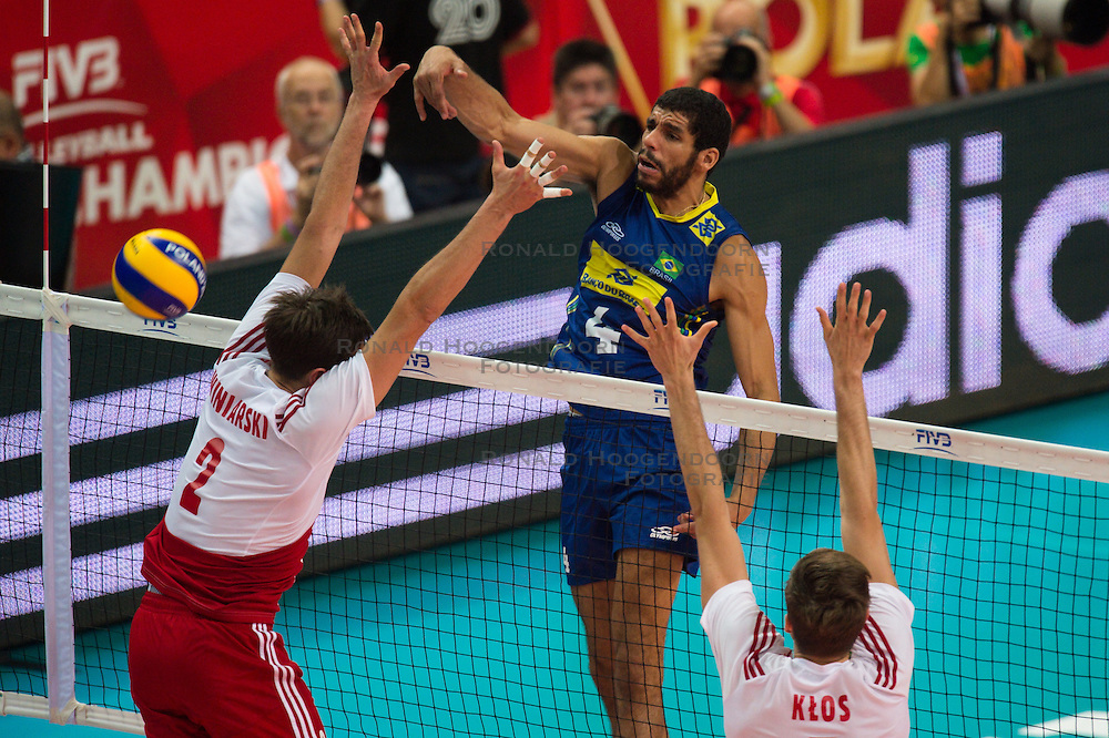 21-09-2014 POL: FIVB WK Finale Polen - Brazilie, Katowice<br />
Block / Doppelblock Michal Winiarski (#2 POL), Karol Klos (#7 POL) - Angriff Wallace de Souza (#4 BRA)<br />
<br />
***NETHERLANDS ONLY***