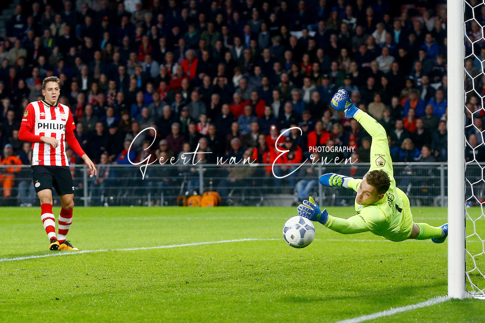 09-04-2016 VOETBAL:PSV:WILLEM II:EINDHOVEN<br />
Doelman Jeroen Zoet van PSV redt schitterend op de inzet van Erik Falkenburg van Willem II (buiten beeld) en Santiago Arias van PSV kijkt verschrikt toe<br />
Foto: Geert van Erven