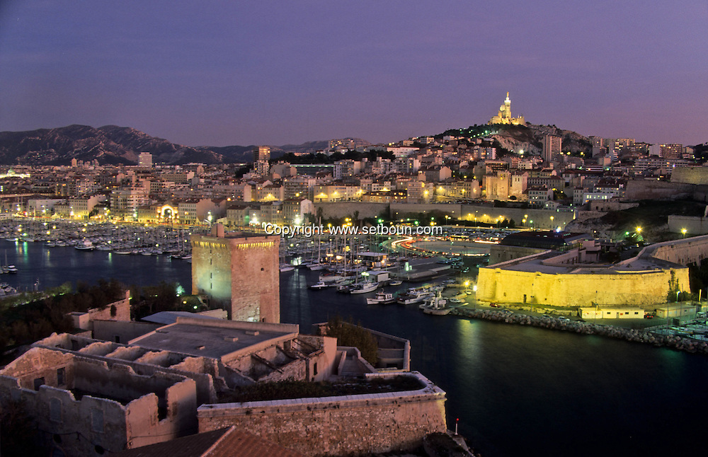 VIEW FROM THE KING RENE TOWER ON FORT SAINT JEAN FORT ENTRACATEAUX NOTRE DAME DE LA GARDE CHURCH AND The port Marseille France ///LE FORT SAINT JEAN; ENTRECASTEAUX. EGLISE NOTRE DAME DE LA GARDE ET LE PORT. VUE DEPUIS LA TOUR DU ROI RENE SUR Marseille France // L0008268 / R20711 / P115603