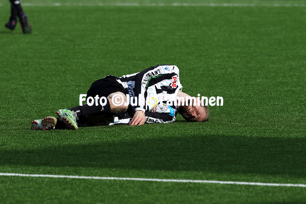 22.4.2017, Elisa Stadion (Hietalahti), Vaasa.<br />
Veikkausliiga 2017.<br />
Vaasan Palloseura - Kuopion Palloseura.<br />
Juho Lähde (VPS) vaikeroin kentän pinnassa.