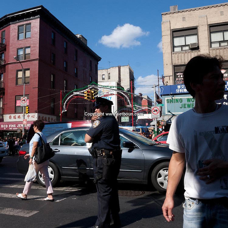 New York . chinatown. street life in canal street , New York, Manhattan - United states / scenes de rues dans Chinatown et canal street,