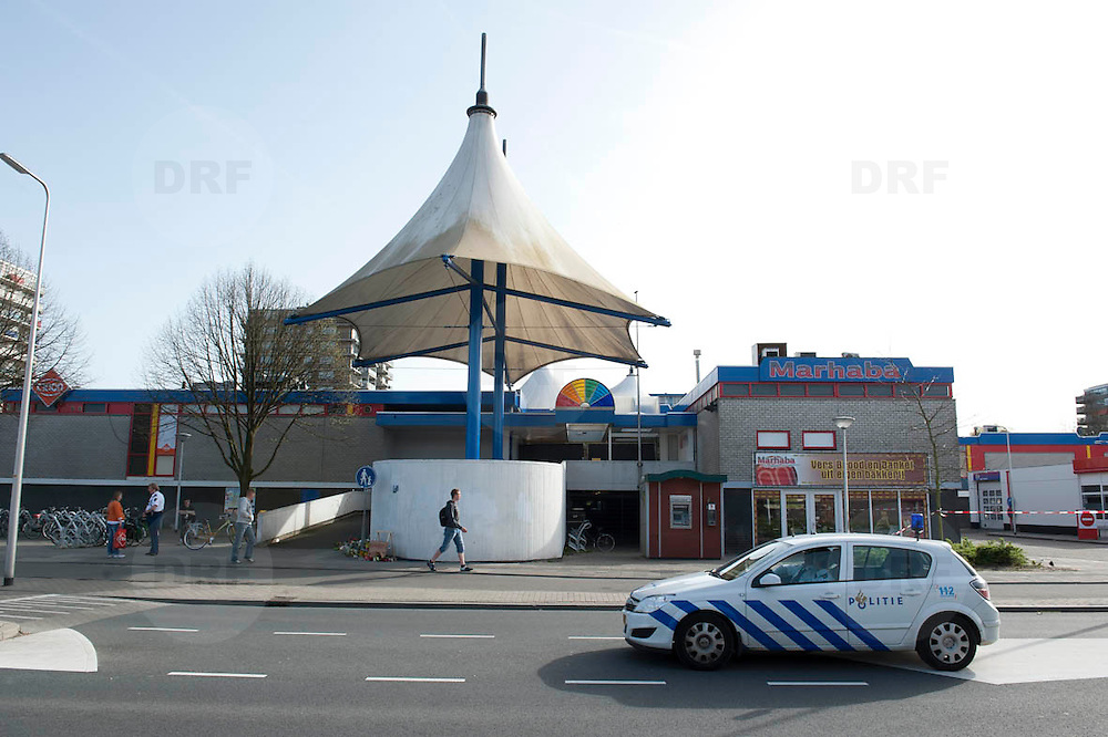 Nederland 10 april 2011. Alphen aan den Rijn. Winkelcentrum Ridderhof. Op 9 april vond daar een afschuwelijke schietpartij palats. Zes doden en zeker twintig gewonden. Dader heeft zelfmoord gepleegd. Zondagavond moment van bezinning bij het winkelcentrum. Duizenden mensen waren aanwezig bij het moment van stilte en troost. Kaarsen werden neergelegd. Burgemeester Eenhoorn sprak. Nabestaanden, familieleden, omwonenden, belangstellenden en mensen van ver. Foto: David Rozing