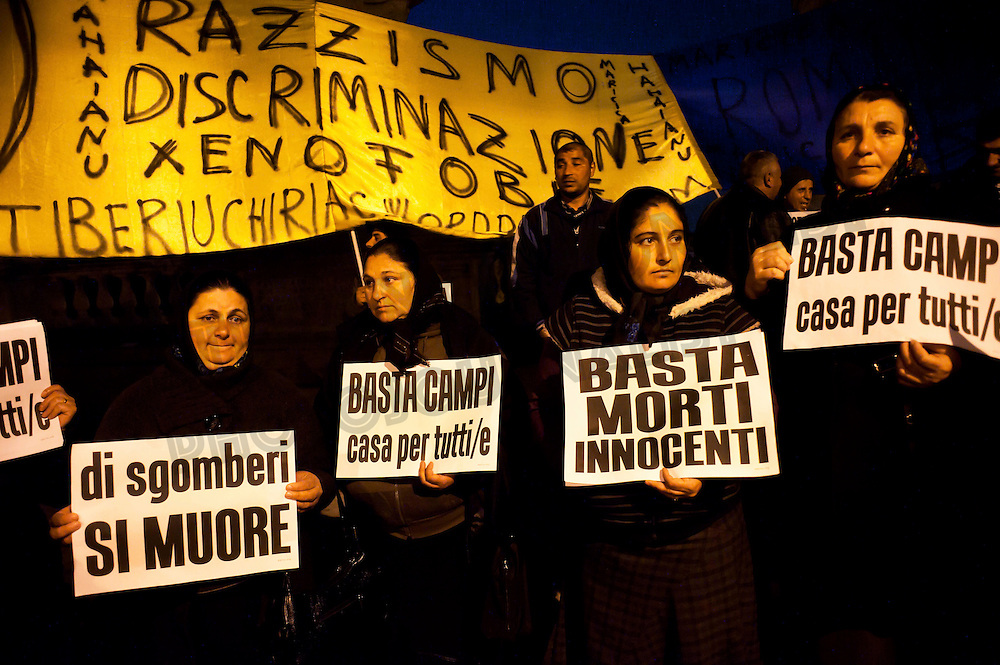 Roma 10 Febbraio 2011.Manifestazione contro il Piano Nomadi, per il diritto alla casa,e in ricordo dei 4 bambini rom morti domenica sera in un incendio divampato nella loro baracca, alla periferia della Capitale, in piazza del Campidoglio..Rome 10 February 2011.Demonstration against the plan Nomads, for the right to housing and for Roma children, died Sunday evening in a fire in their shack on the outskirts of the capital in Piazza del Campidoglio.