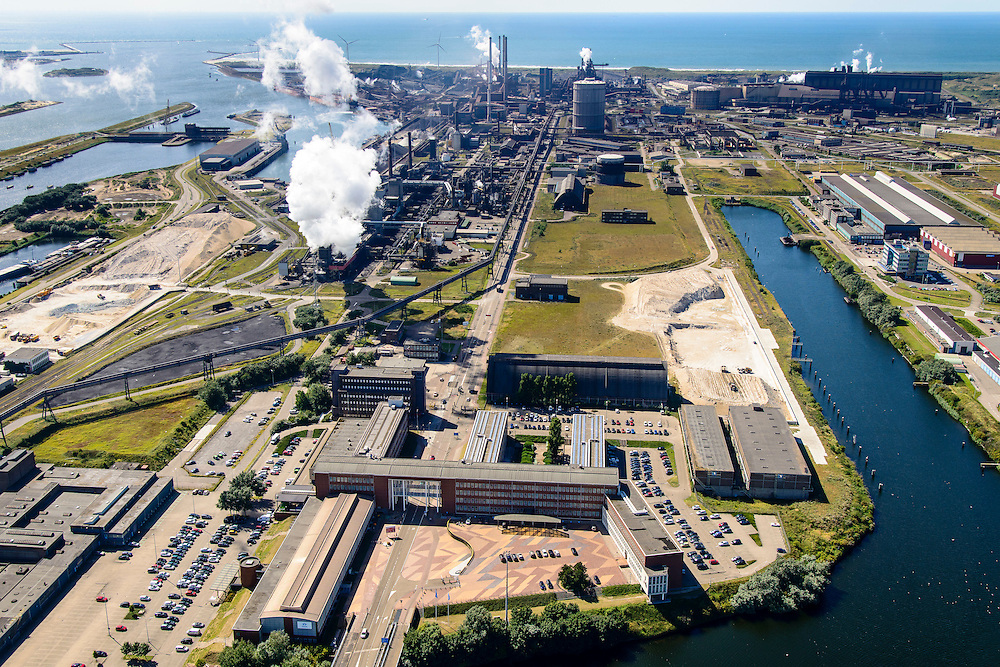 Nederland, Noord-Holland, IJmuiden, 01-08-2016; Velsen-Noord, terrein van Tata Steel met in de voorgrond het Dudok Huis, het hoofdkantoor.<br />
Tata Steel industrial site, steel works.<br />
<br />
luchtfoto (toeslag op standard tarieven);<br />
aerial photo (additional fee required);<br />
copyright foto/photo Siebe Swart