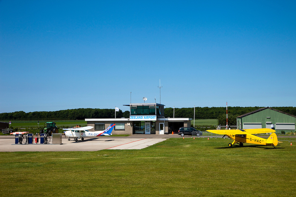 Nederland, Zeeland, Zuid-Beveland, 12-06-2009; Arnemuiden, Zeeland Airport, Vliegveld Midden-Zeeland (EHMZ) .Swart collectie, luchtfoto (25 procent toeslag); Swart Collection, aerial photo (additional fee required).foto Siebe Swart / photo Siebe Swart
