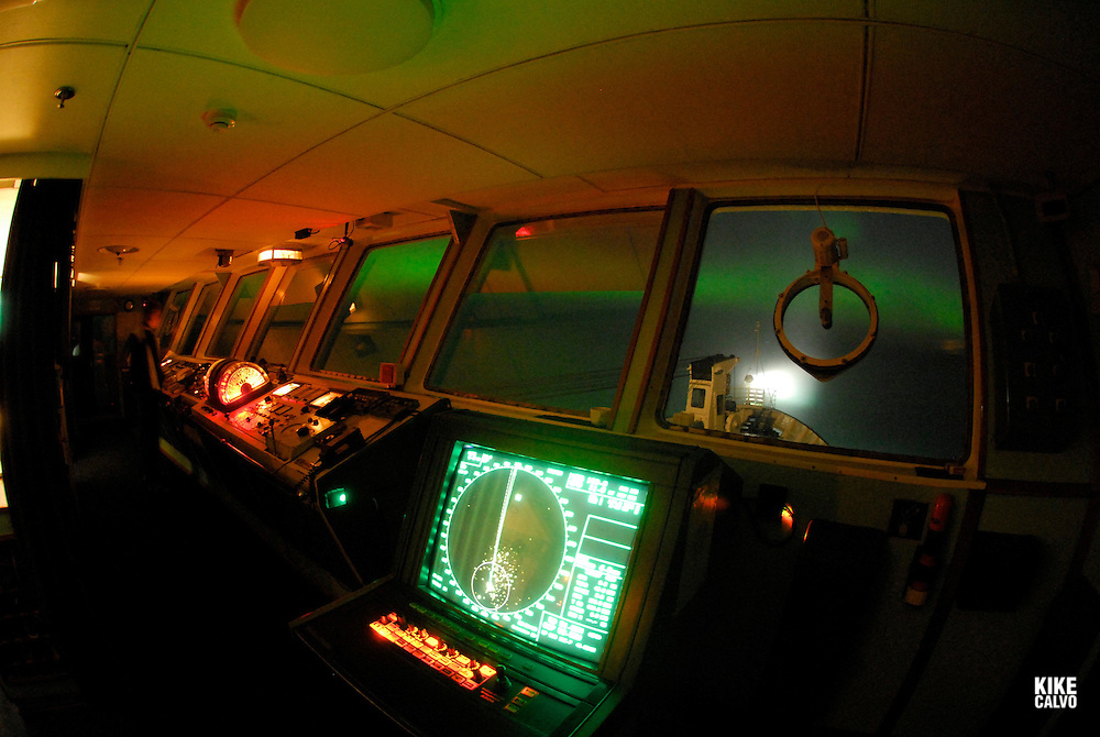 Vessel brigde lighted by the Northern lights or Aurora borealis on the Arctic night sky, viewed from Orlova Russian Icebreaker, High Arctic. Canada<br />
( night, nocturnal, show, colorful, green, red, spectacule, weather, atmosphere, radar, equipment, safety, navigation, sonar, chat.